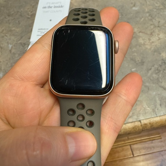 APPLE Watch Series 5 40mm GPS Rose Gold Stainless Steel Stone Sport Band + extra - Picture 7 of 7